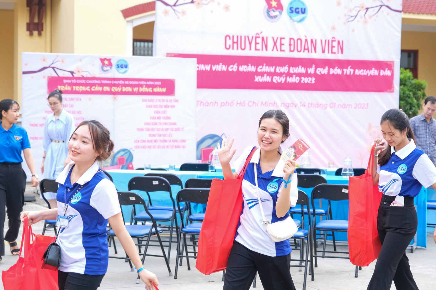 Sinh viên vui vẻ, hào hứng nhận quà, tiền lì xì lên xe về quê Sinh viên vui vẻ, hào hứng nhận quà, tiền lì xì lên xe về quê