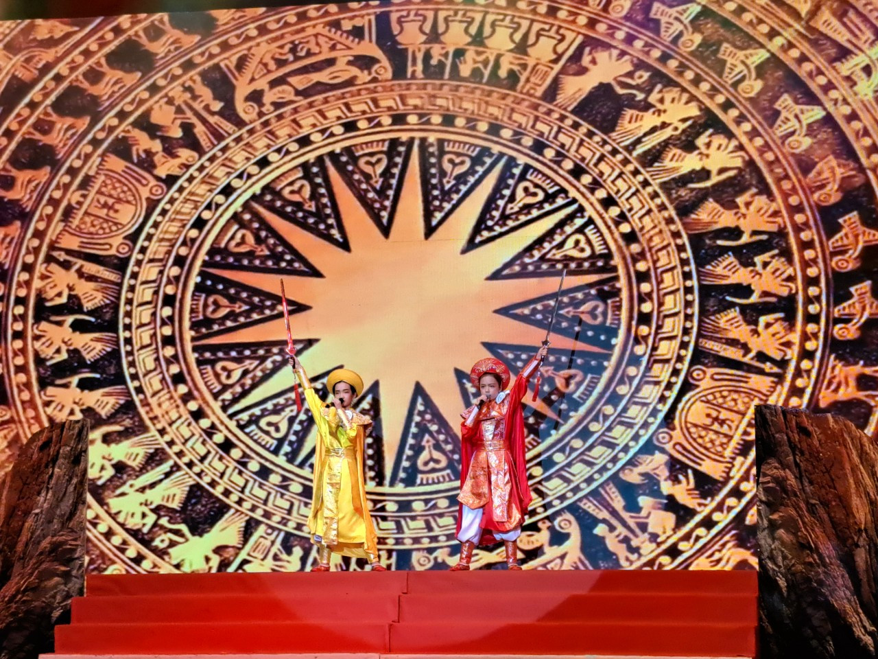 Các em học sinh hóa thân Hai Bà Trưng và kể chuyện bằng tiếng Anh Các em học sinh hóa thân Hai Bà Trưng và kể chuyện bằng tiếng Anh