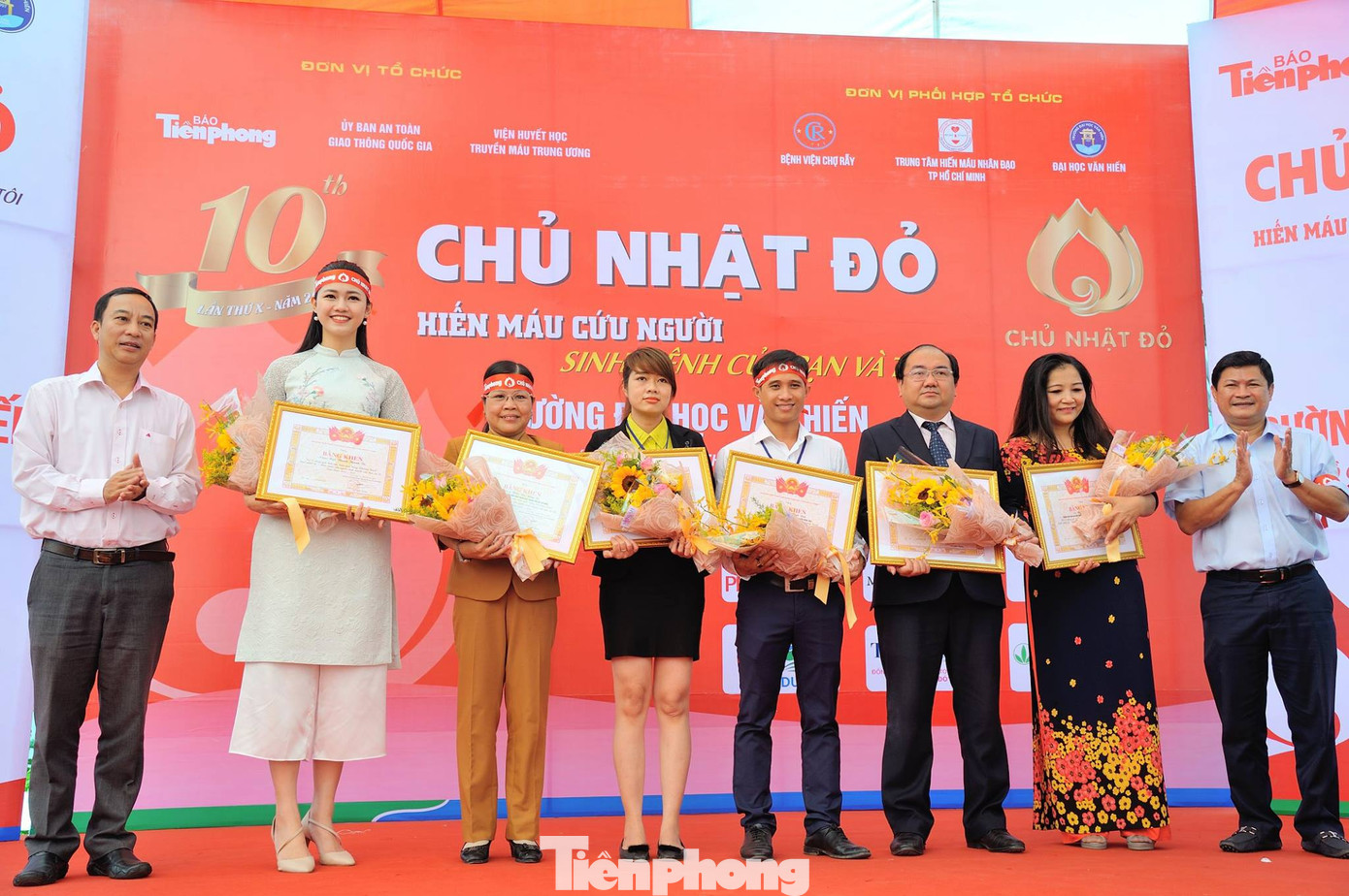 Chủ nhật Đỏ năm 2018 được tổ chức tại Trường Đại học Văn Hiến. Trong ảnh là các cá nhân, tập thể nhận bằng khen của T.Ư Đoàn và Bộ Y tế vì những đóng góp cho phong trào hiến máu Chủ nhật Đỏ. Chủ nhật Đỏ năm 2018 được tổ chức tại Trường Đại học Văn Hiến. Trong ảnh là các cá nhân, tập thể nhận bằng khen của T.Ư Đoàn và Bộ Y tế vì những đóng góp cho phong trào hiến máu Chủ nhật Đỏ.