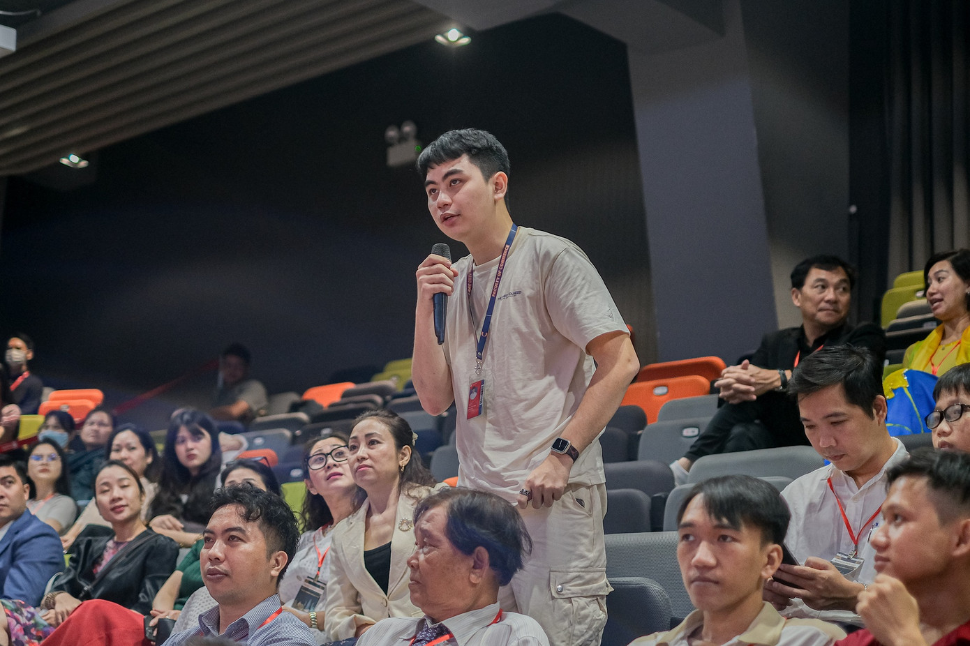 Sinh viên, giảng viên trao đổi với BTC về cuộc thi Sinh viên, giảng viên trao đổi với BTC về cuộc thi