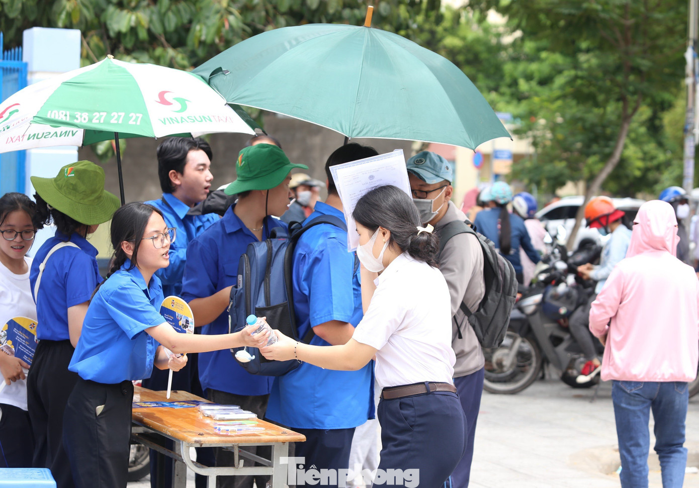 Hình ảnh đẹp tại điểm thi khi các tình nguyện viên, đoàn viên luôn tận tình hỗ trợ thí sinh tại cổng trường thi