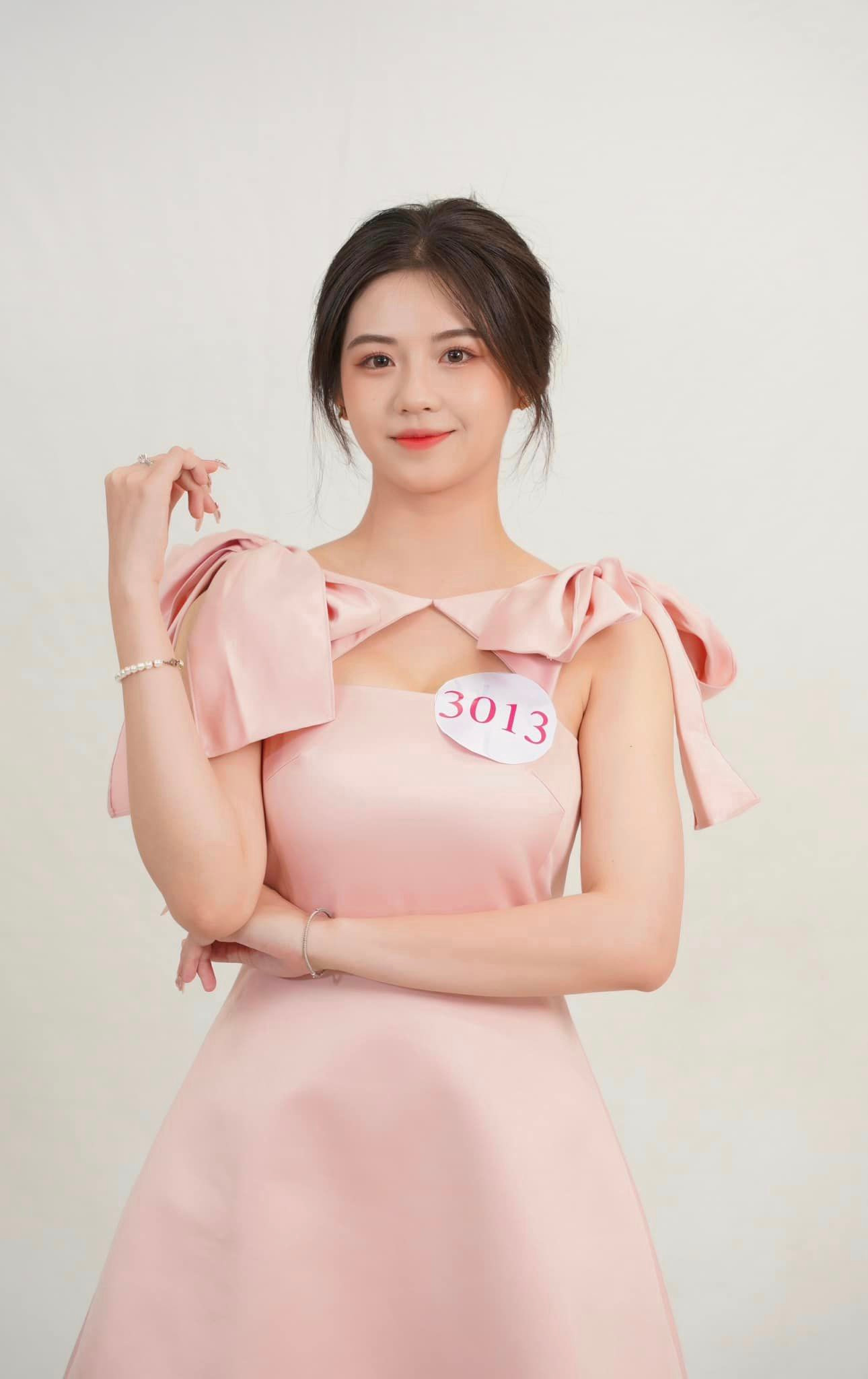 Nói về lý do tham gia cuộc thi, Yến Nhi đặc biệt ấn tượng với slogan “tìm kiếm vẻ đẹp của sự thông minh”, đồng thời cô muốn thử sức tại một cuộc thi vừa tầm với mình.