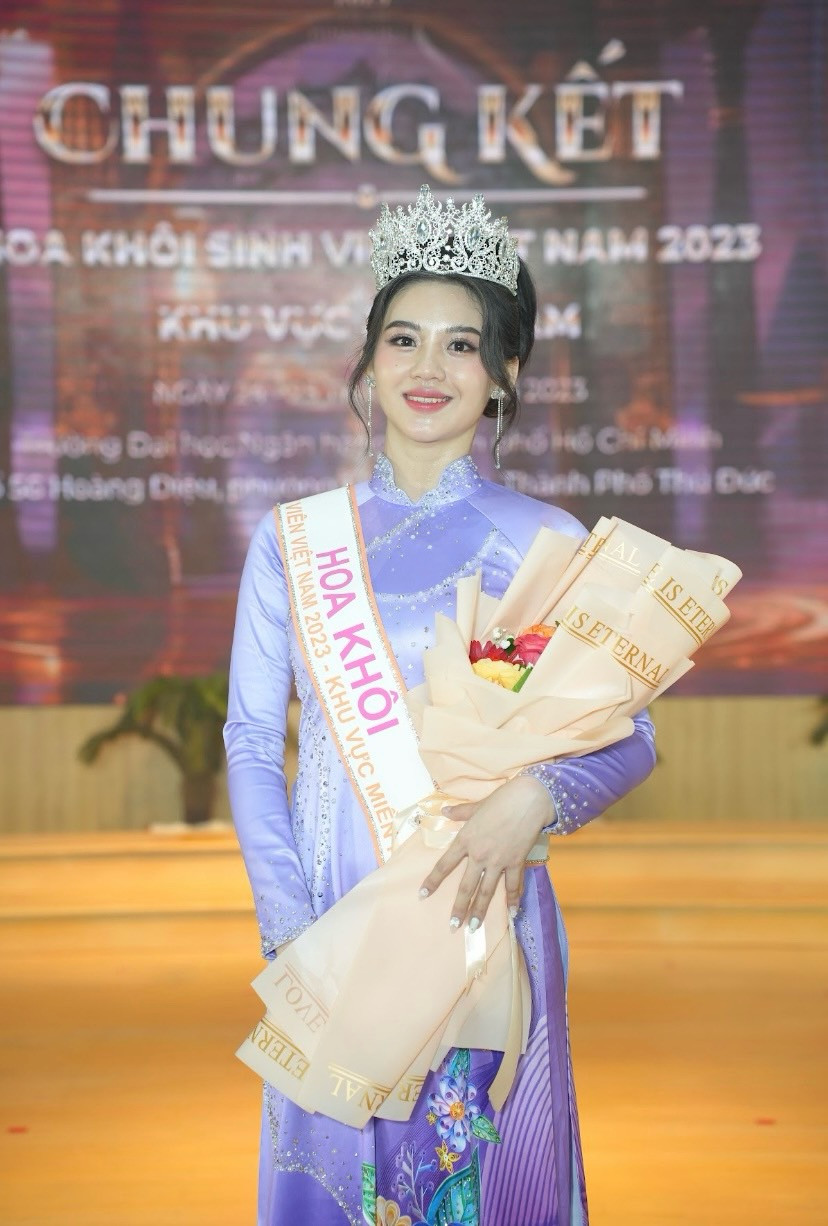 Yến Nhi hiện là sinh viên năm 3 ngành Văn học, Trường Đại học Khoa học Xã hội và Nhân văn, ĐHQG TPHCM.