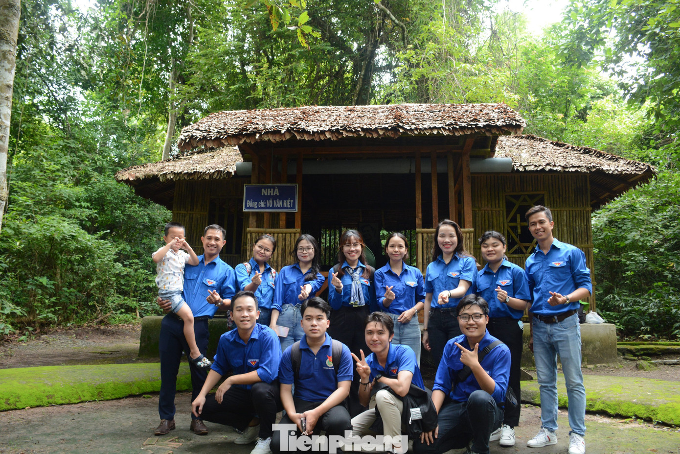 Đoàn viên, thanh niên tham quan nhà làm việc của đồng chí Võ Văn Kiệt tại Khu di tích Quốc gia đặc biệt Căn cứ Trung ương Cục miền Nam Đoàn viên, thanh niên tham quan nhà làm việc của đồng chí Võ Văn Kiệt tại Khu di tích Quốc gia đặc biệt Căn cứ Trung ương Cục miền Nam