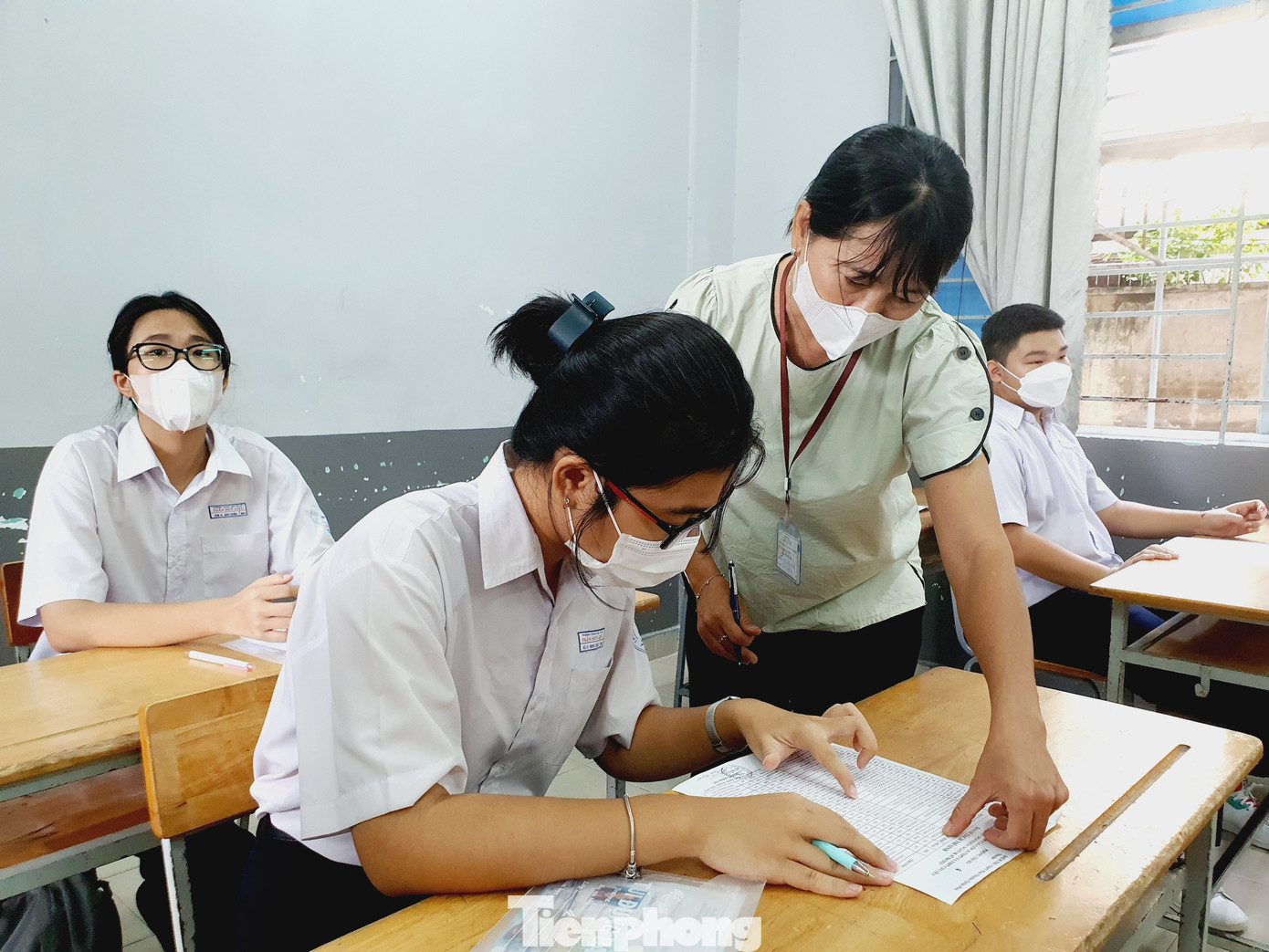 Giám thị và thí sinh kiểm tra thông tin cá nhân của thí sinh Giám thị và thí sinh kiểm tra thông tin cá nhân của thí sinh