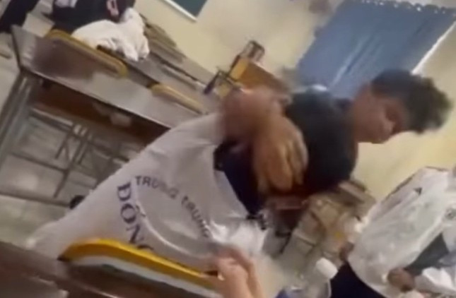 Học sinh Trường THCS Đống Đa, quận Bình Thạnh đánh bạn học cùng lớp (ảnh cắt từ clip). Học sinh Trường THCS Đống Đa, quận Bình Thạnh đánh bạn học cùng lớp (ảnh cắt từ clip).