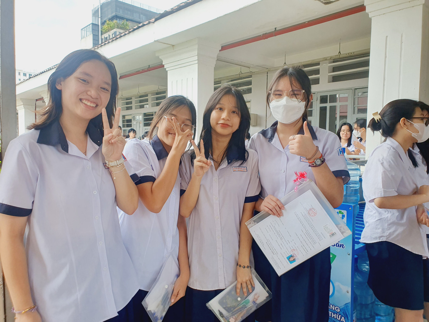 Học sinh tự tin trước giờ thi tại điểm thi Trần Văn Ơn (ảnh: Nguyễn Dũng) Học sinh tự tin trước giờ thi tại điểm thi Trần Văn Ơn (ảnh: Nguyễn Dũng)