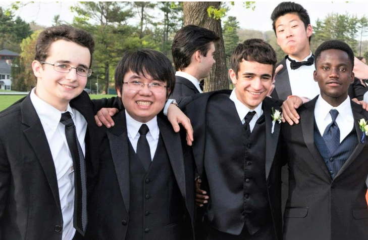 Trần Thiện Minh (thứ hai từ trái sang) trong thời gian du học ở Mỹ - Ảnh: NVCC Trần Thiện Minh (thứ hai từ trái sang) trong thời gian du học ở Mỹ - Ảnh: NVCC