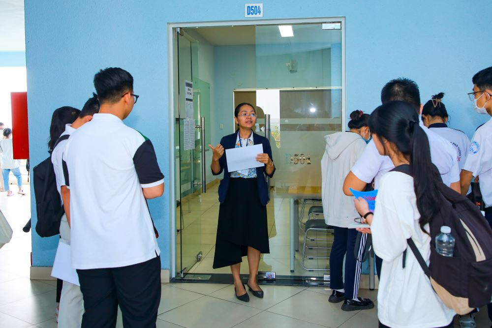 Thí sinh trong một kỳ thi chứng chỉ ngoại ngữ tại Trường Đại học Lạc Hồng Thí sinh trong một kỳ thi chứng chỉ ngoại ngữ tại Trường Đại học Lạc Hồng