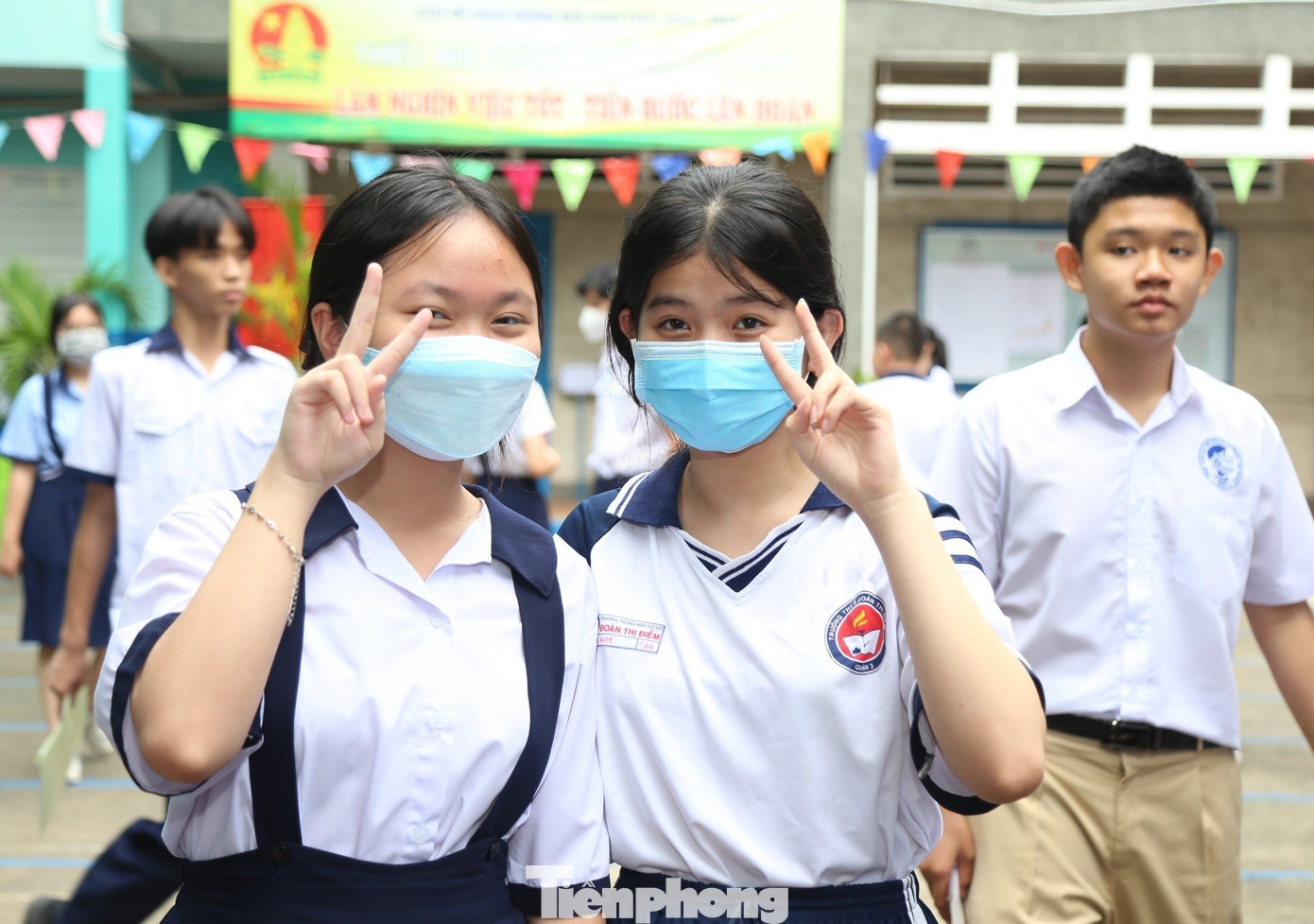 Các em học sinh vui tươi sau buổi thi môn Văn tại điểm thi THCS Lê Lợi, quận 3 (ảnh: Ngô Tùng)