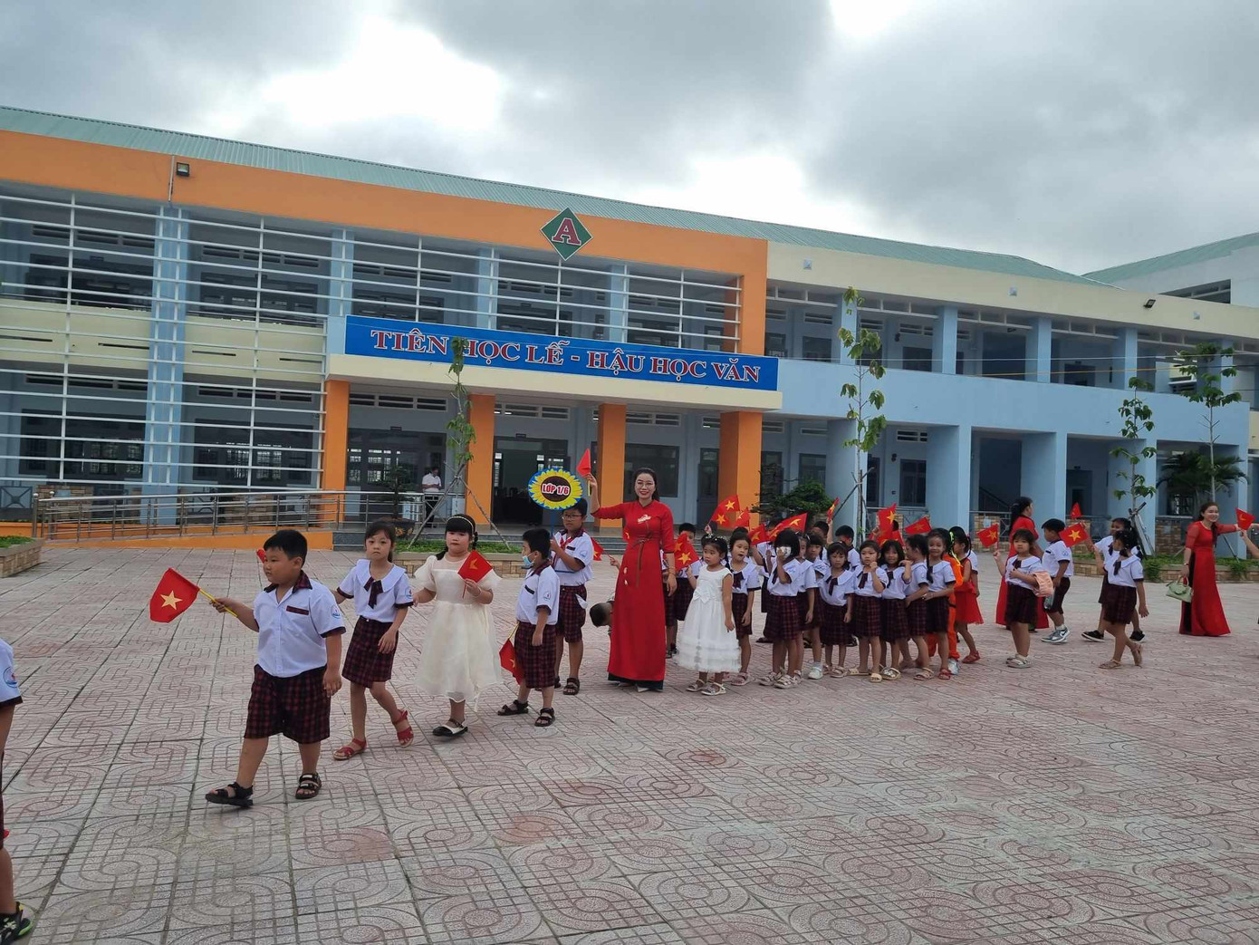 Học sinh lớp 1 Trường Tiểu học Thạnh Phú, huyện Vĩnh Cửu Long, Đồng Nai trong ngày khai giảng