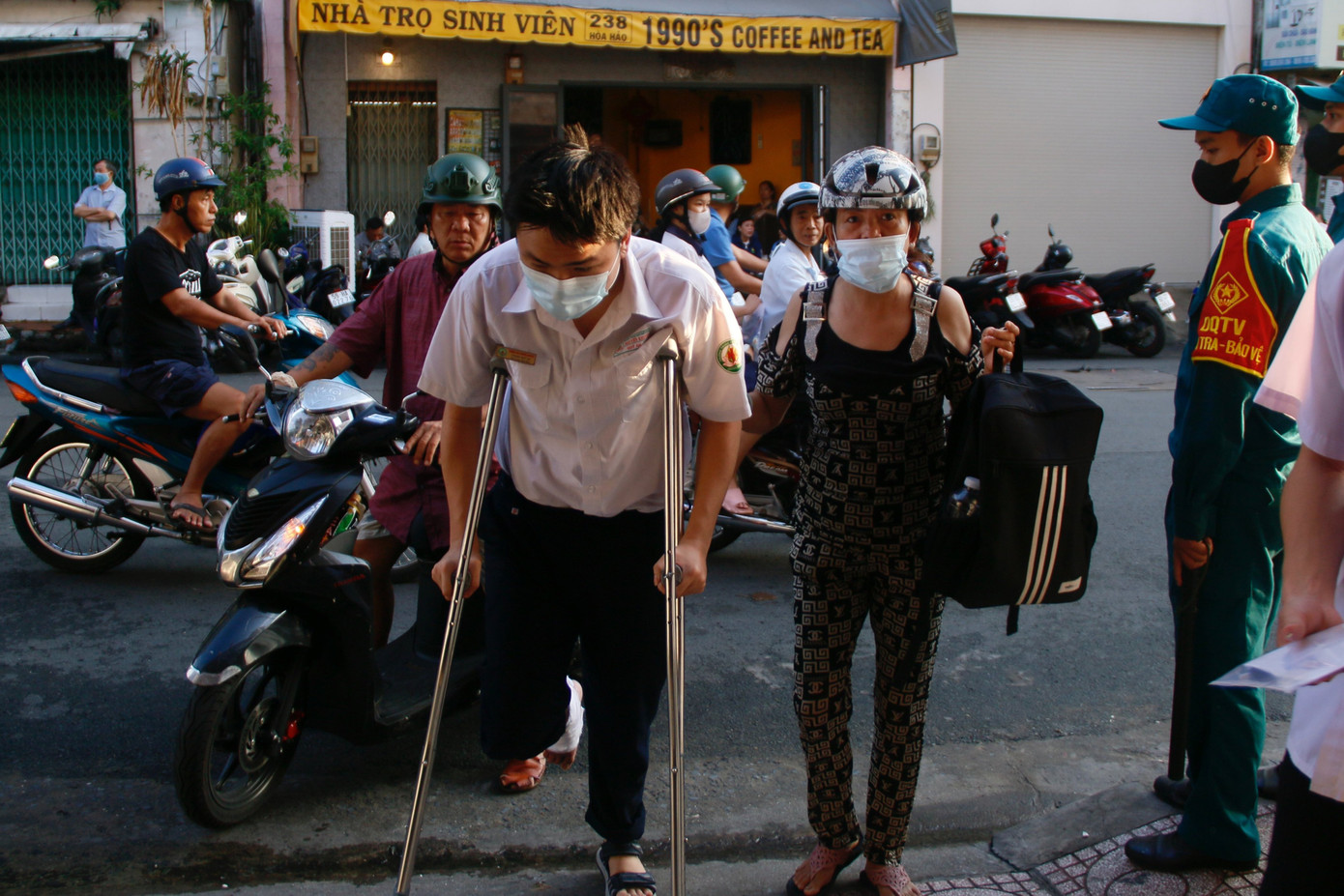 Qúy An đến điểm thi sáng 28/6 (ảnh: Mỹ Huyền)