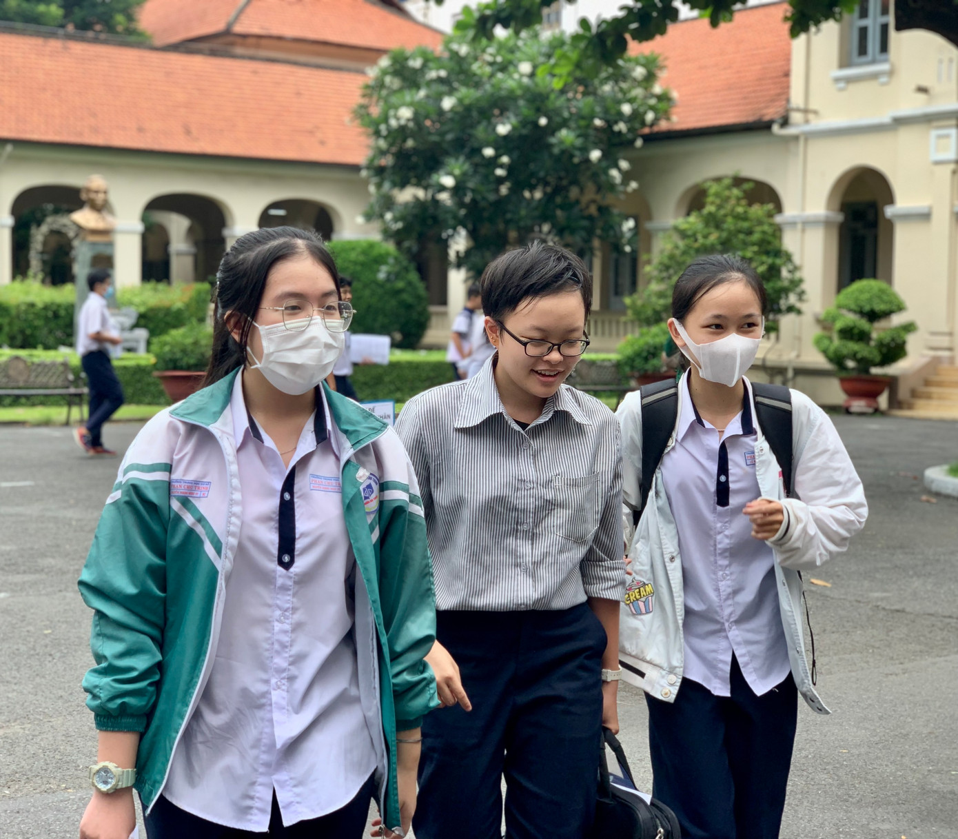 Thí sinh tại điểm thi Trường THPT Chuyên Lê Hồng Phong sau môn thi Toán Thí sinh tại điểm thi Trường THPT Chuyên Lê Hồng Phong sau môn thi Toán