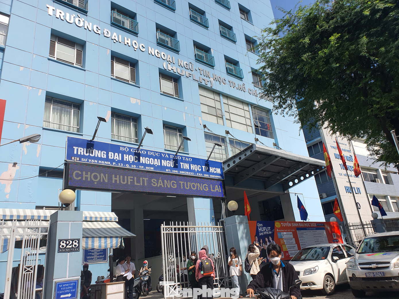 Trường HUFLIT nơi có sinh viên đang theo học quân sự tại Trường Quân sự Quân khu 7