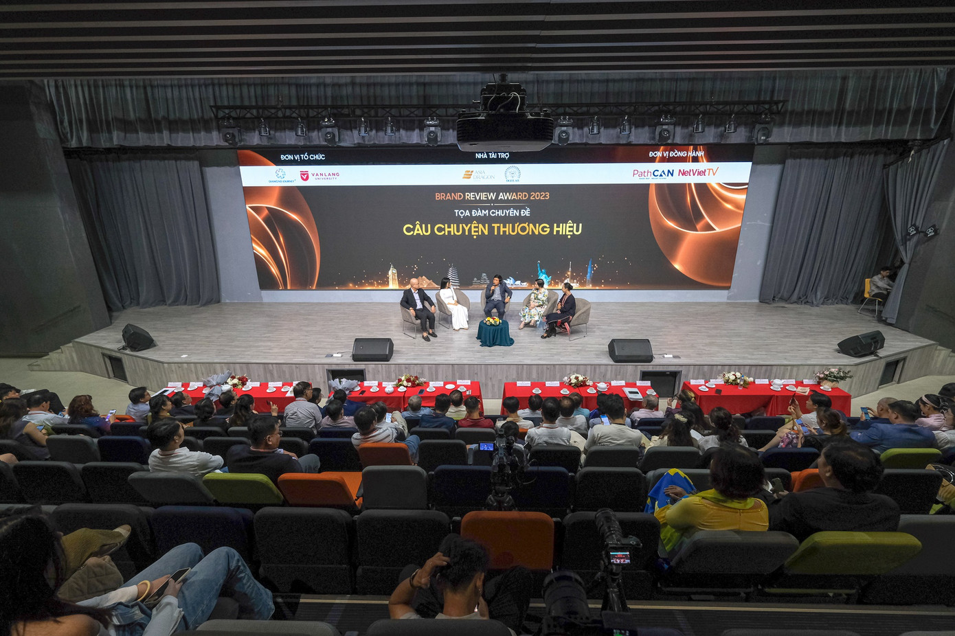 Các chuyên gia, nhà nghiên cứu trao đổi về văn hóa với giới trẻ Các chuyên gia, nhà nghiên cứu trao đổi về văn hóa với giới trẻ