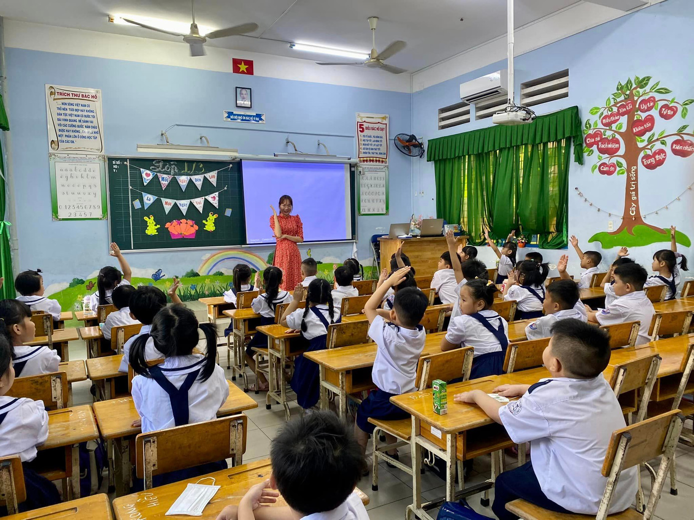 Các em học sinh được giáo viên sinh hoạt nề nếp, nội quy trong buổi đầu đến trường (ảnh P.K)