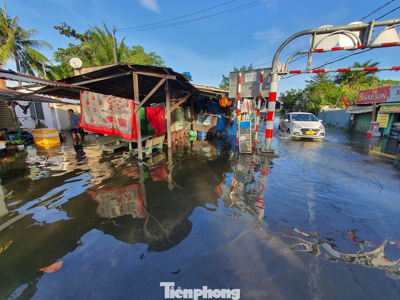 Theo ghi nhận của PV, tại phường An Phú Đông (quận 12) và phường 5 (quận Gò Vấp), nhiều tuyến đường, hẻm tiếp giáp với sông Vàm Thuật bị ngập sâu do triều cường dâng cao.