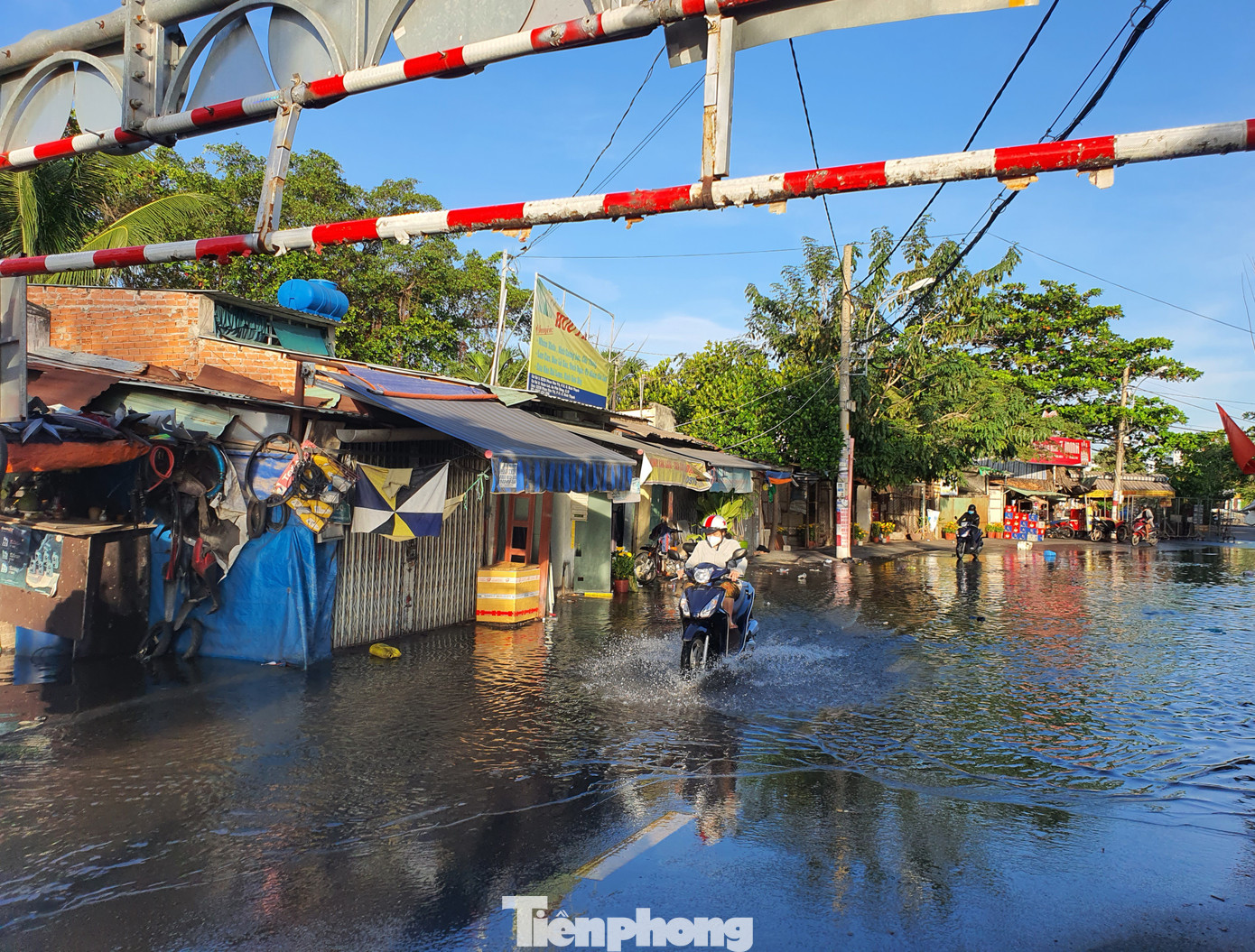 Xe máy lội giữa biển nước bốc mùi