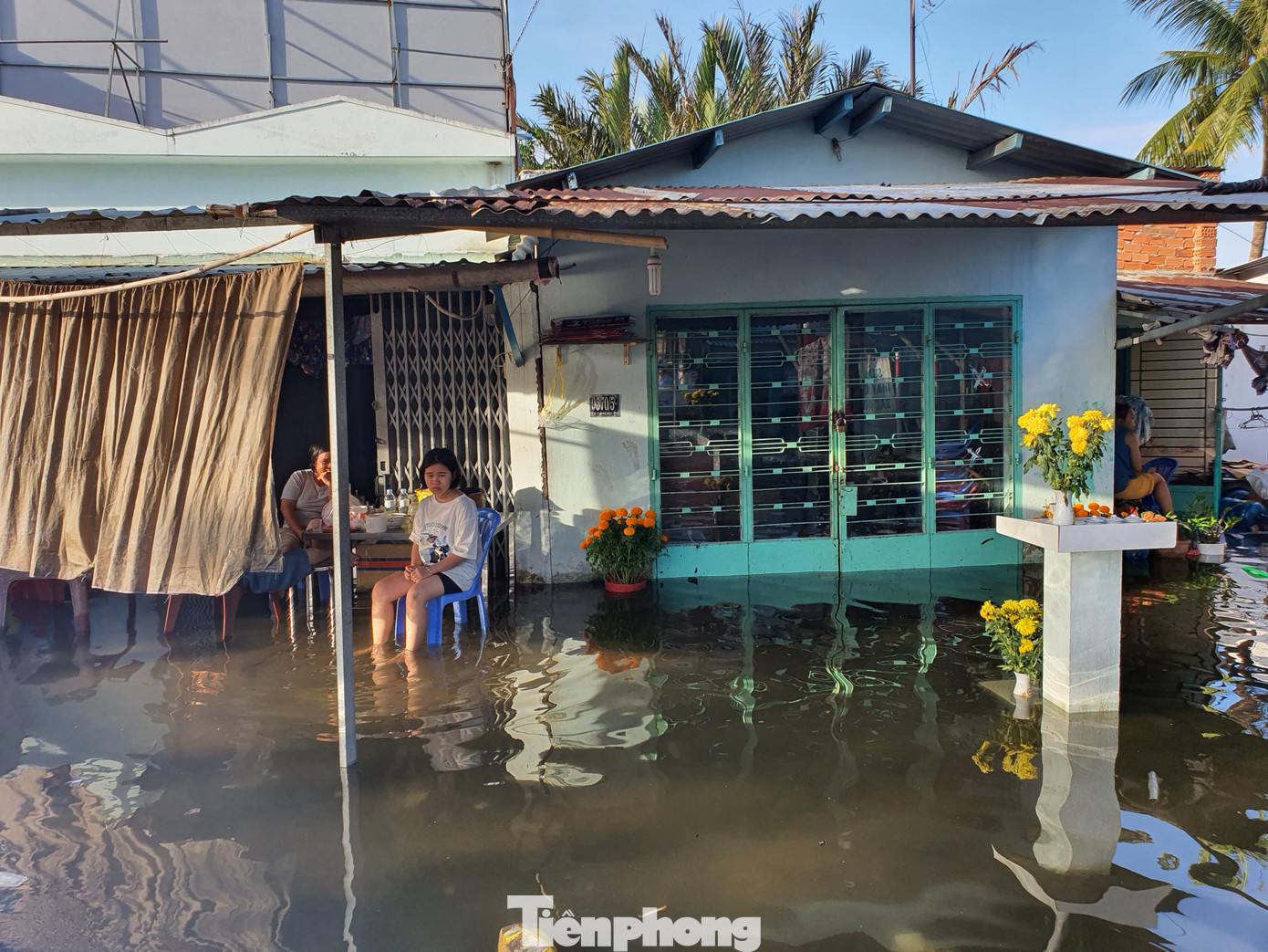 Bà Thảo (bán tạp hóa ngay chân cầu Sắt) cho biết, lần đầu tiên bà thấy triều cường dâng cao đến vậy, đặc biệt lại đúng vào dịp Tết nên ảnh hưởng rất lớn đến việc đi lại, du xuân và sinh hoạt của người dân nơi đây.