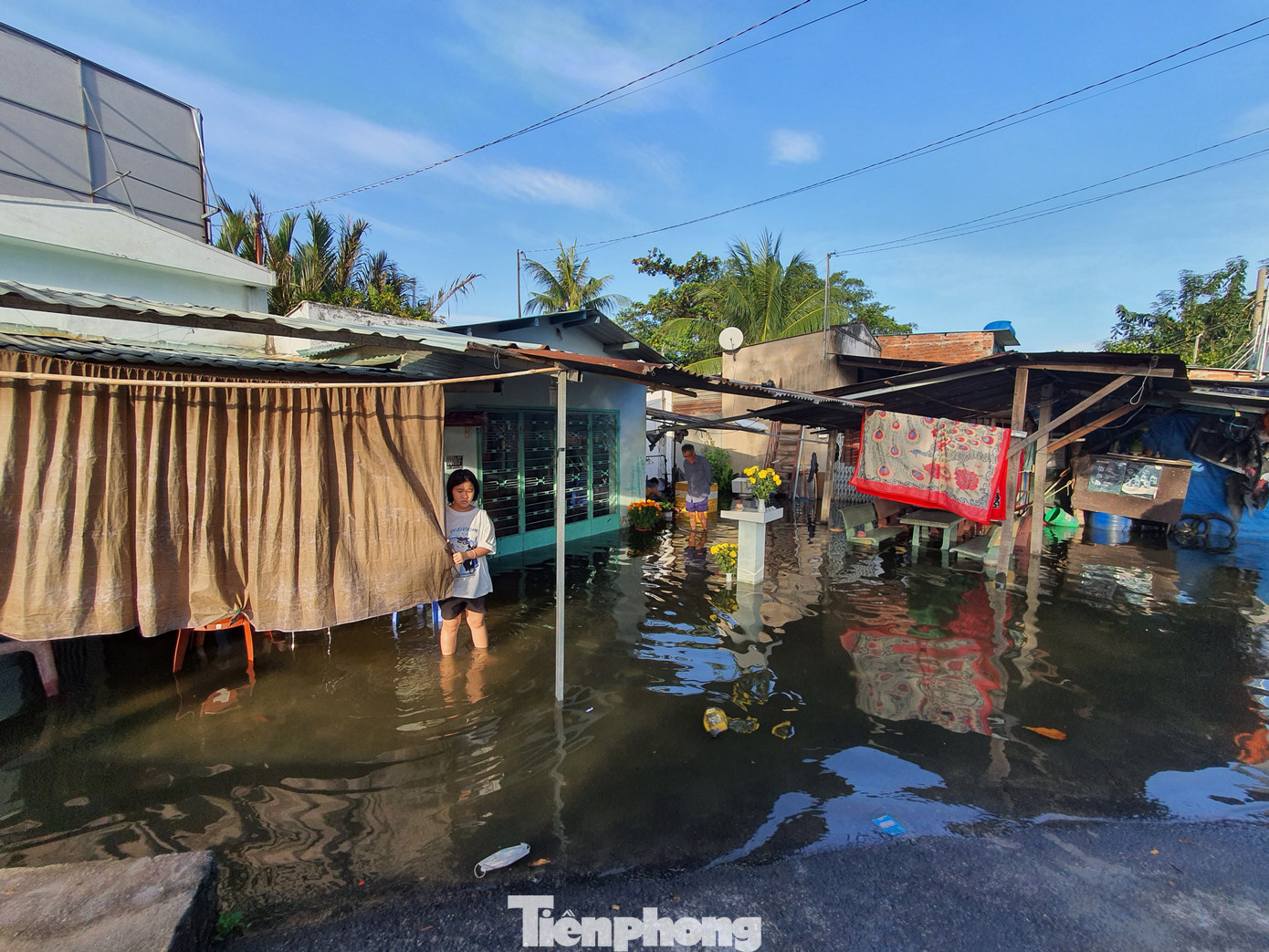 Một số người dân ở đây cho biết, nước dâng cao từ rạng sáng mùng 4 Tết và đến gần 8h sáng cùng ngày nhiều đoạn đường, con hẻm vẫn còn ngập. Một số nhà dân ở khu vực gần cầu Sắt (phường An Phú Đông) còn bị nước tràn vào nhà, gây ảnh hưởng đến đời sống, sinh hoạt của các hộ dân.