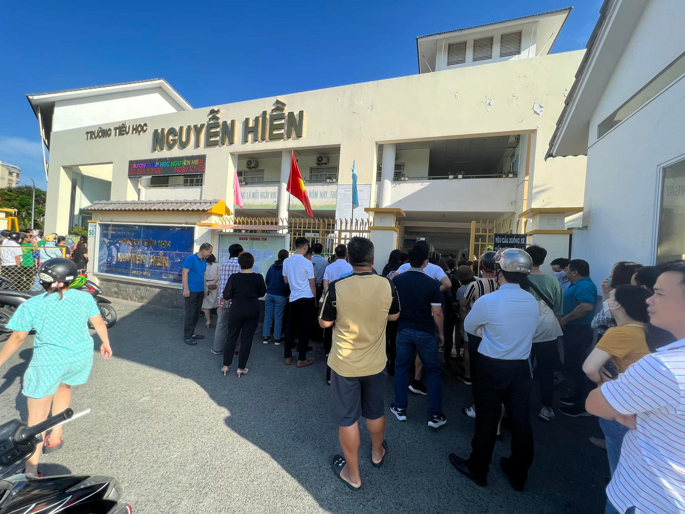 Dù con đã vào lớp nhưng nhiều phụ huynh vẫn đứng ngoài cổng ngóng trông trong ngày đầu các bé đến trường