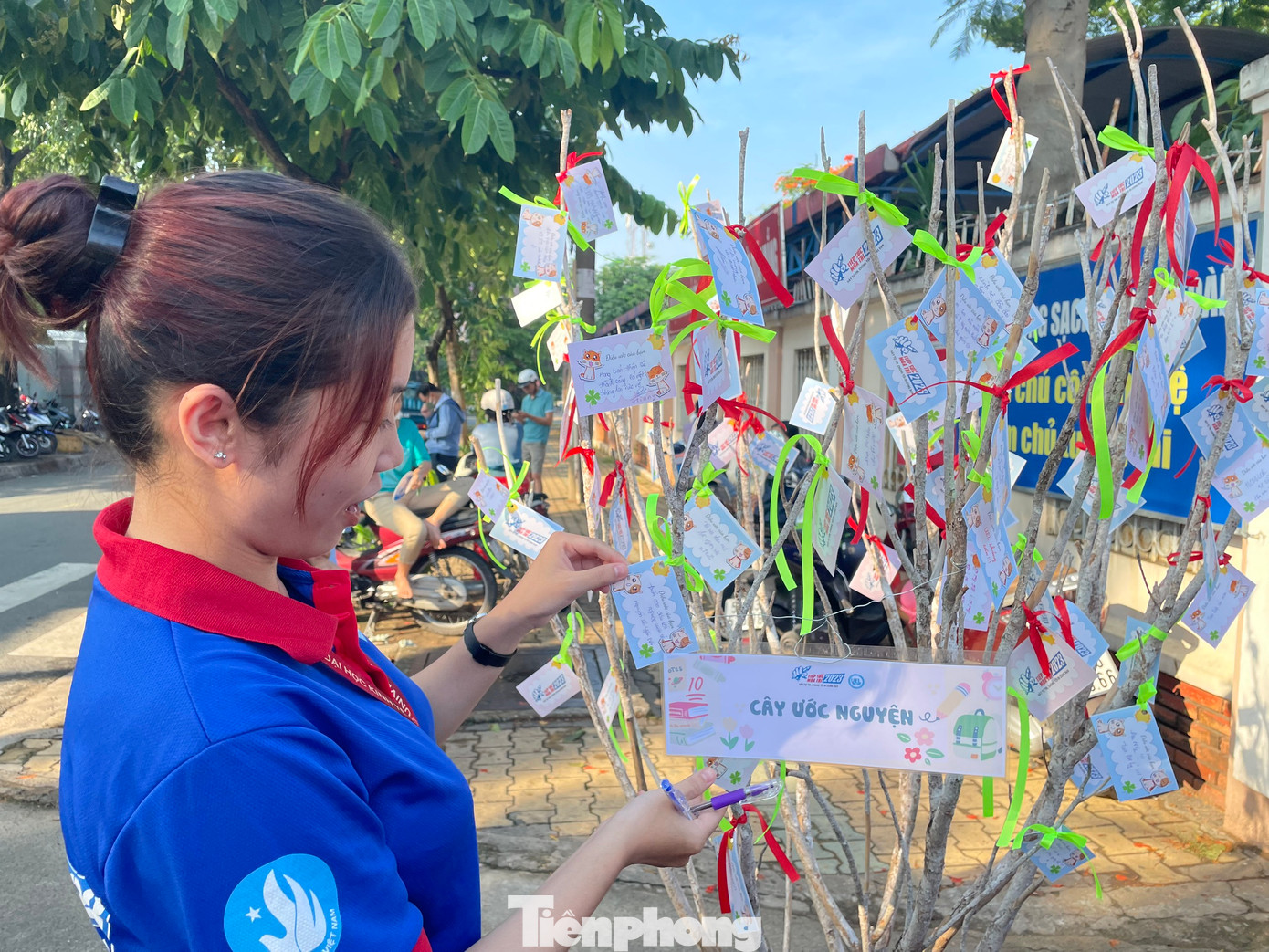 Có điểm thi, các tình nguyện viên còn làm cây ước nguyện để thí sinh viết và treo lên Có điểm thi, các tình nguyện viên còn làm cây ước nguyện để thí sinh viết và treo lên