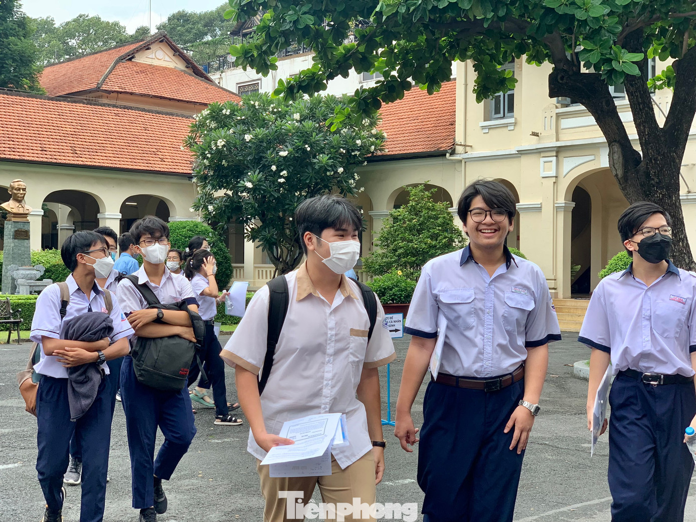 Thí sinh hớn hở rời phòng thi sau khi kết thúc môn Văn (ảnh: Thùy Linh)