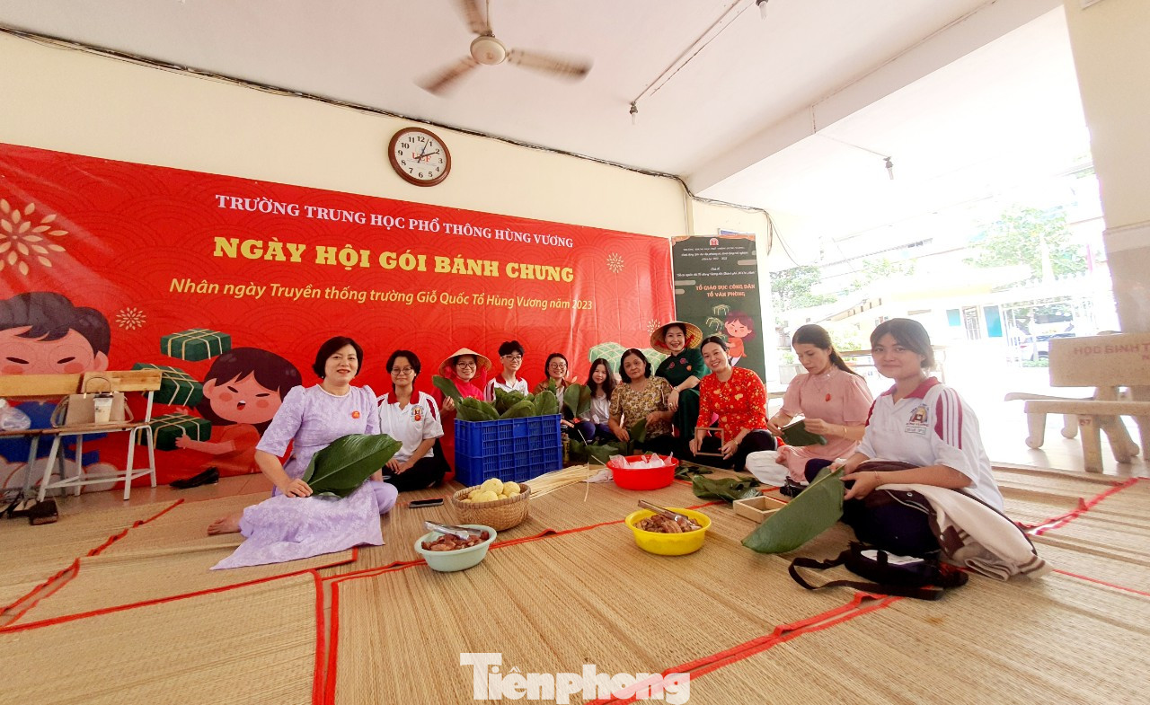 Cô trò hào hứng tập gói bánh chưng tại ngày hội để làm cỗ dâng lên Vua Hùng trong ngày Giỗ Tổ