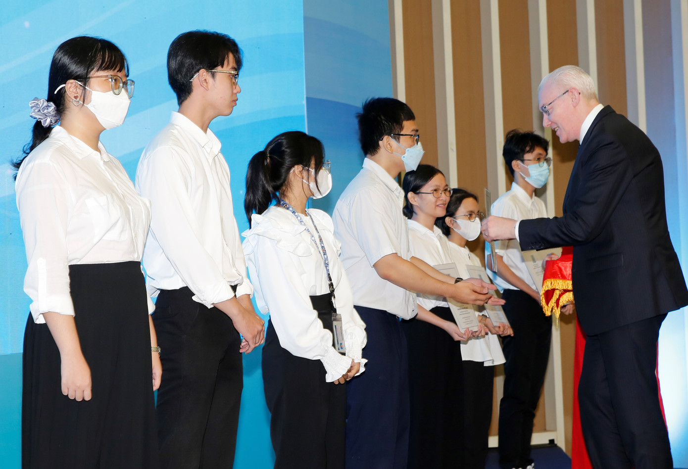 Học sinh, sinh viên nhận học bổng của chương trình ngày 23/9 Học sinh, sinh viên nhận học bổng của chương trình ngày 23/9