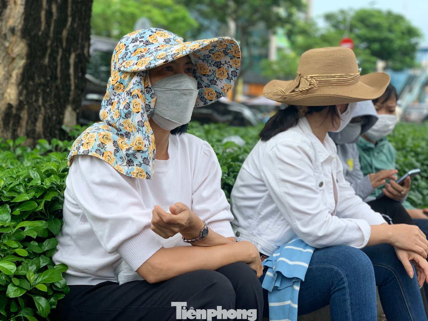 Chị Hà (bên trái) ngồi đợi con trong ngày thi môn toán. Ảnh: Thùy Linh