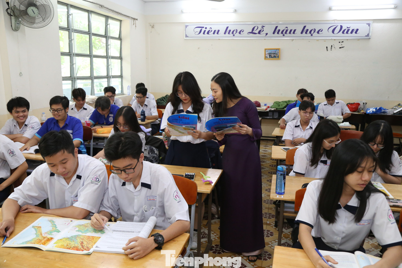 Bên cạnh ôn tập, nhiều trường cũng tổ chức cho học sinh thi thử tốt nghiệp THPT để đánh giá năng lực và đưa ra hướng ôn tập phù hợp Bên cạnh ôn tập, nhiều trường cũng tổ chức cho học sinh thi thử tốt nghiệp THPT để đánh giá năng lực và đưa ra hướng ôn tập phù hợp