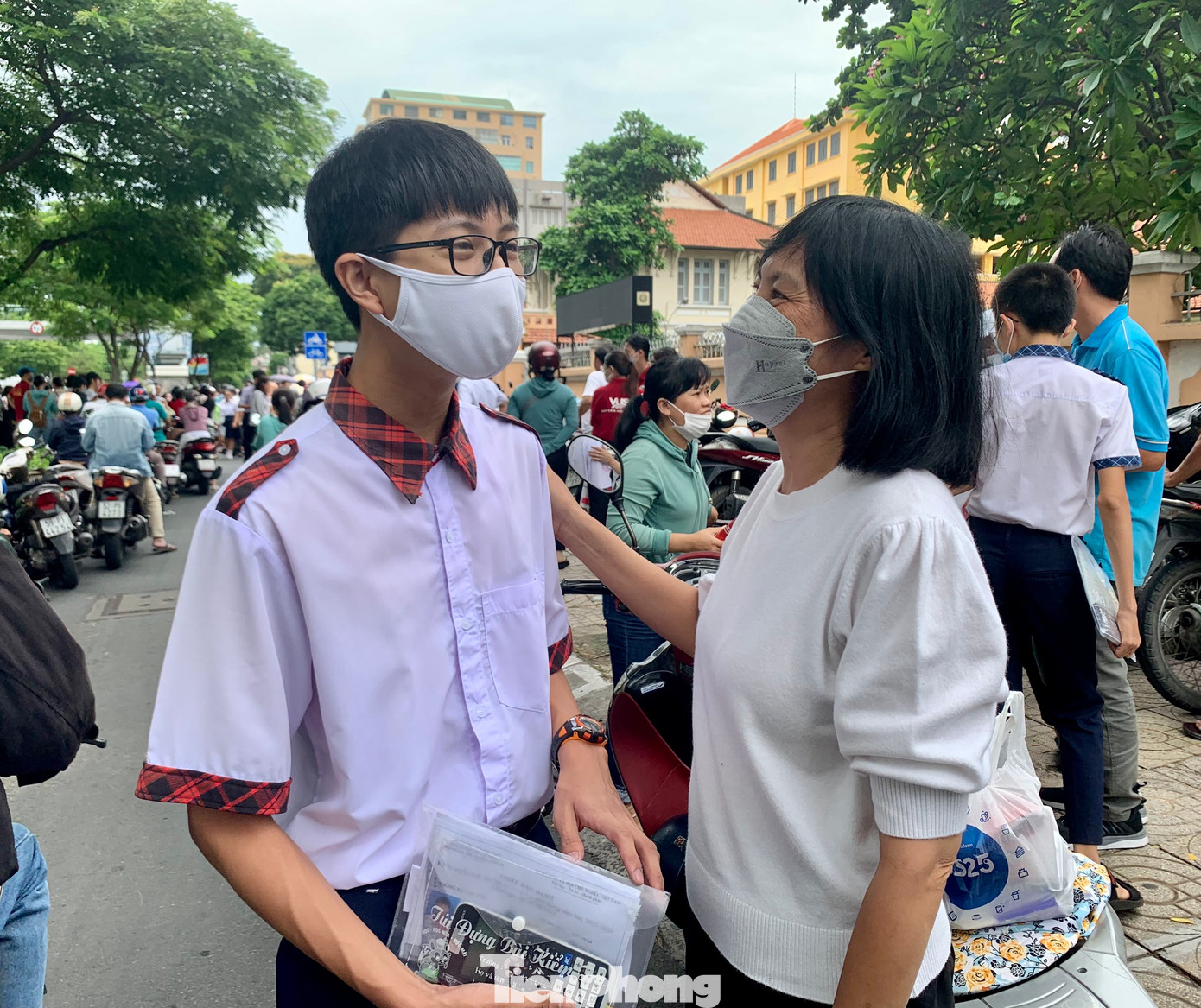 Hai mẹ con trò chuyện vui vẻ sau khi thi toán. Ảnh: Thùy Linh.