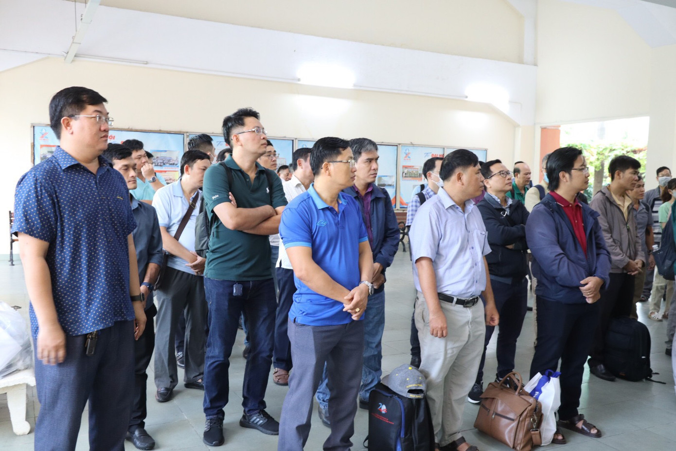 Cán bộ, giảng viên Trường ĐH Sư phạm TPHCM nghe dặn dò trước giờ lên đường Cán bộ, giảng viên Trường ĐH Sư phạm TPHCM nghe dặn dò trước giờ lên đường