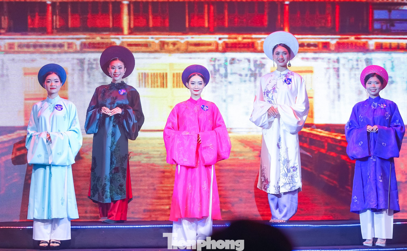 Vòng Chung kết diễn ra các phần thi, gồm: Biểu diễn áo dài, trang phục dạ hội và màn biểu diễn y phục truyền thống Việt Nam - Việt phục của Top 15 thí sinh. Vòng Chung kết diễn ra các phần thi, gồm: Biểu diễn áo dài, trang phục dạ hội và màn biểu diễn y phục truyền thống Việt Nam - Việt phục của Top 15 thí sinh.