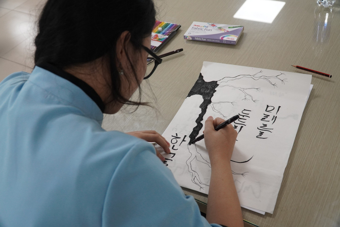 Bạn trẻ hào hứng thể hiện tài năng viết chữ Hàn Bạn trẻ hào hứng thể hiện tài năng viết chữ Hàn