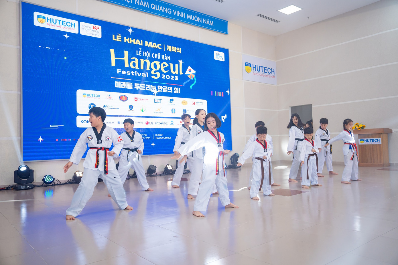 Nhiều tiết mục biểu diễn văn nghệ đặc sắc tại lễ khai mạc Nhiều tiết mục biểu diễn văn nghệ đặc sắc tại lễ khai mạc