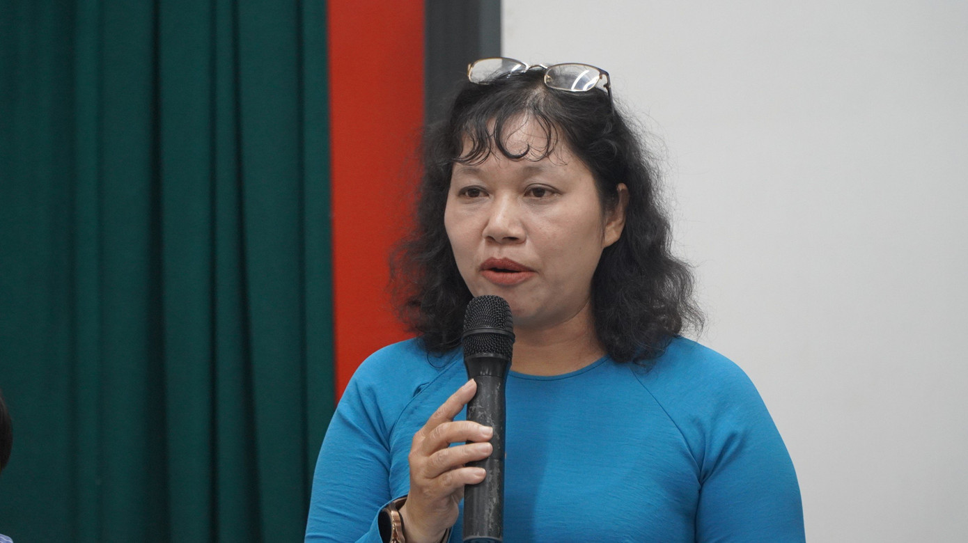 Bà Hồ Thị Ngọc Sương, Hiệu trưởng trường THCS Đồng Khởi (quận 1, TPHCM) trả lời tại họp báo.