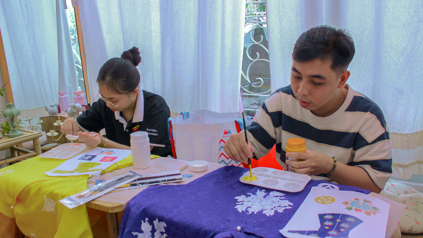 Những thành viên trong tổ phục trang đã chuẩn bị trang phục, thiết kế trước vở diễn 6 tháng. Ảnh: SKKBCNV