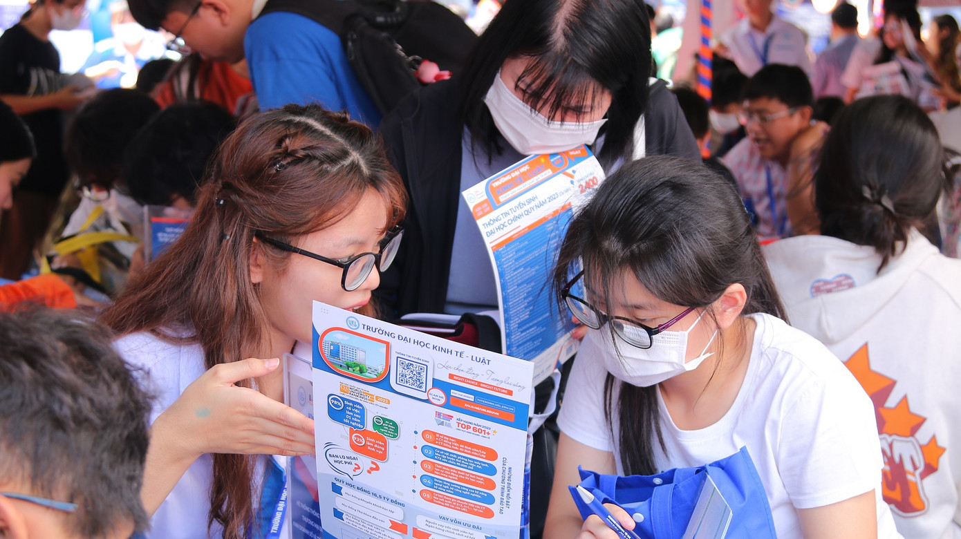 Thí sinh tìm hiểu ngành nghề tại một ngày hội tư vấn tuyển sinh ở TPHCM