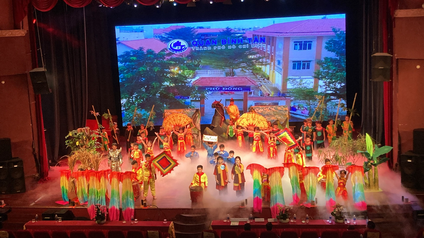 Các tiết mục huy động đông diễn viên là các em học sinh tiểu học và được đầu tư công phu Các tiết mục huy động đông diễn viên là các em học sinh tiểu học và được đầu tư công phu