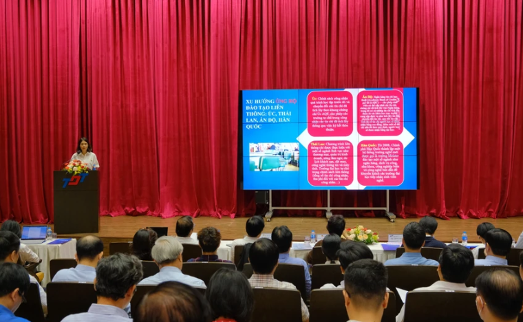 Bà Nguyễn Thảo Hương, chuyên viên Vụ Giáo dục đại học, Bộ GD&amp;ĐT chia sẻ tại tọa đàm (ảnh: TNTCC)