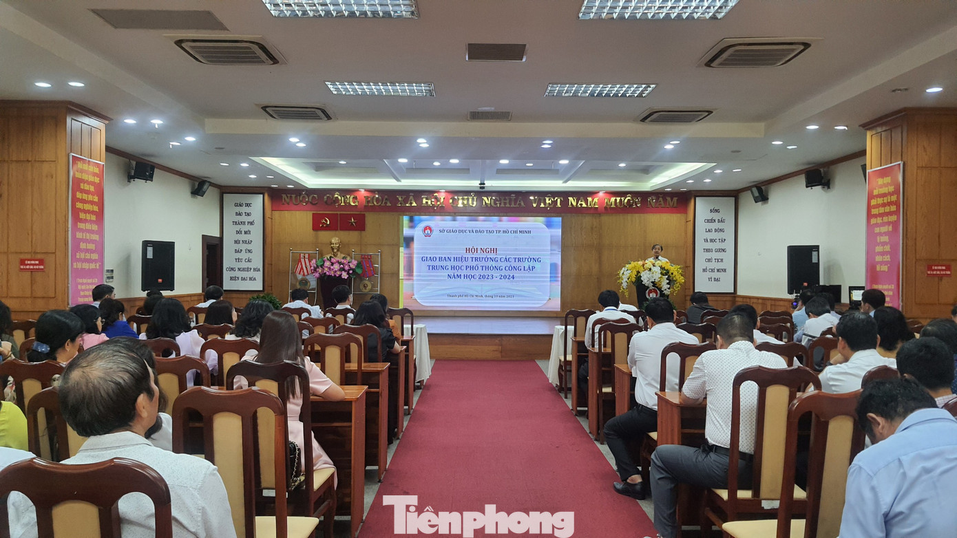 Toàn cảnh hội nghị giữa lãnh đạo Sở GD&ĐT với hiệu trưởng các trường THPT trên địa bàn. Ảnh: Nhàn Lê Toàn cảnh hội nghị giữa lãnh đạo Sở GD&ĐT với hiệu trưởng các trường THPT trên địa bàn. Ảnh: Nhàn Lê