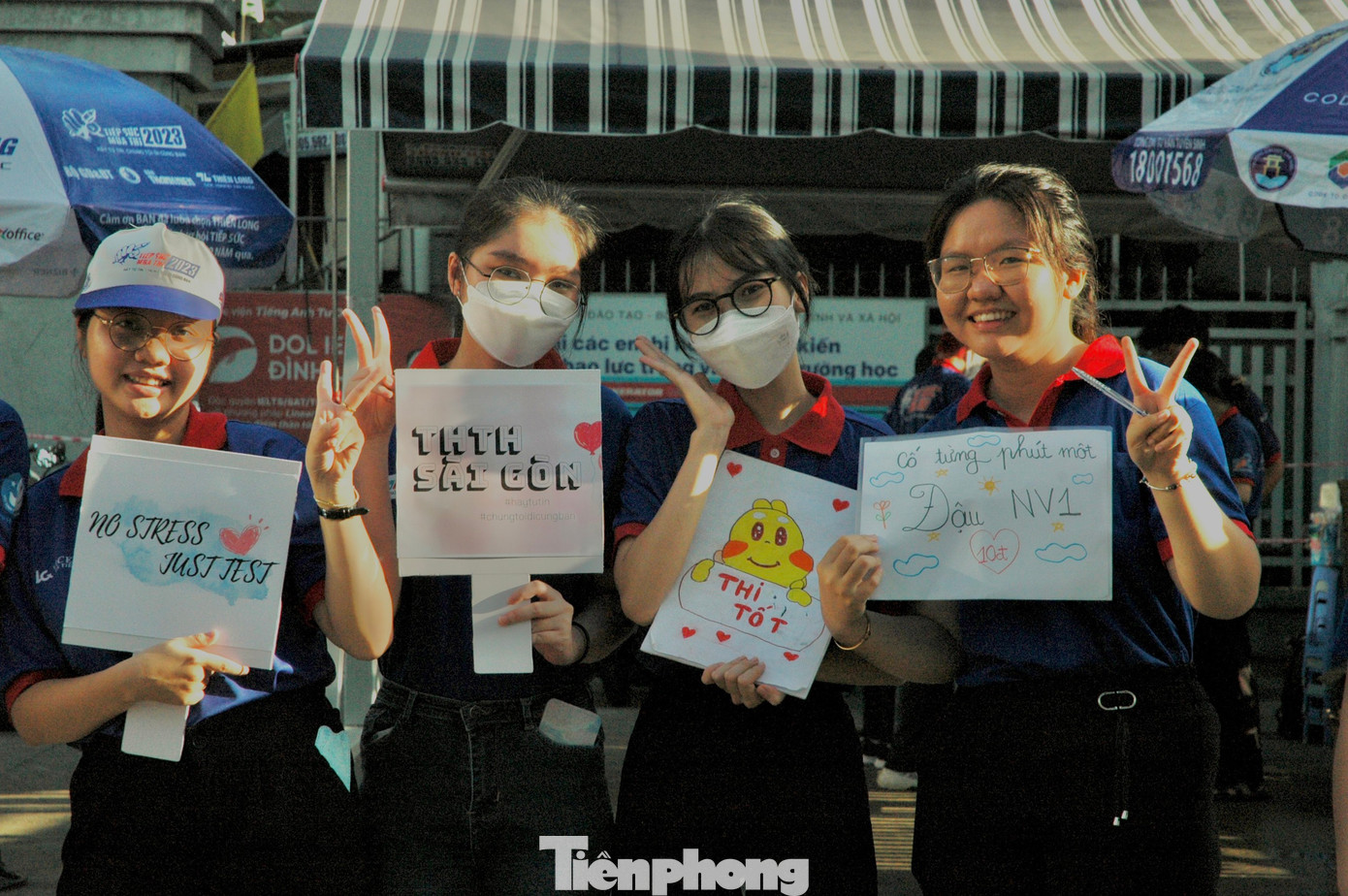 Khi kỳ thi bắt đầu, các tình nguyện viên chuẩn bị các biển hiệu cổ vũ thí sinh. Khi kỳ thi bắt đầu, các tình nguyện viên chuẩn bị các biển hiệu cổ vũ thí sinh.