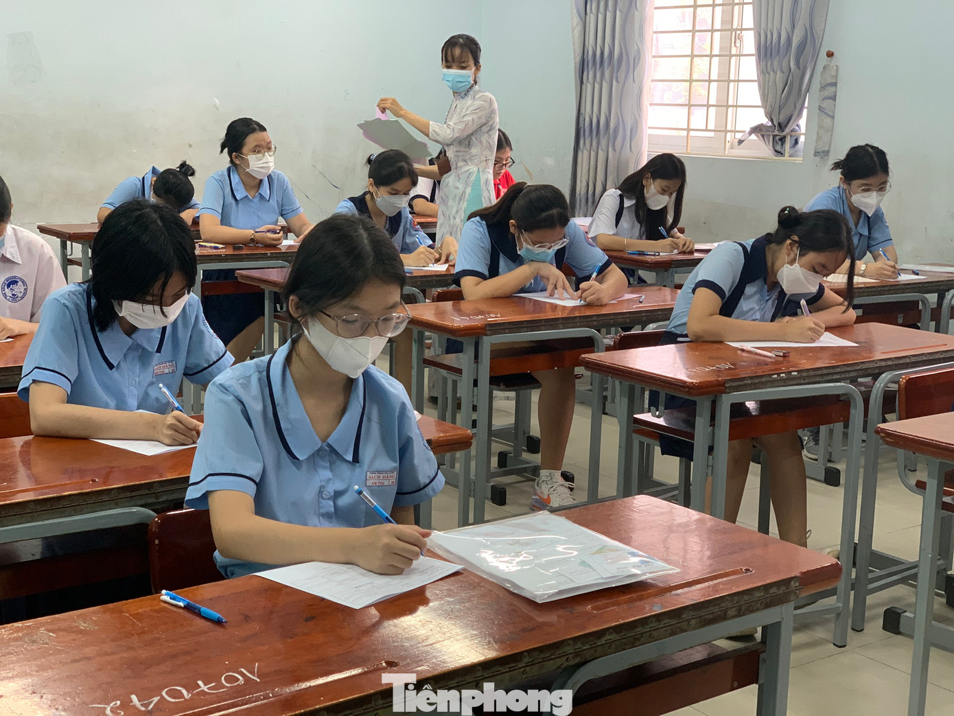 Thí sinh điền thông tin vào giấy nháp tại điểm thi Trường THCS Đoàn Thị Điểm (ảnh: Thùy Linh)