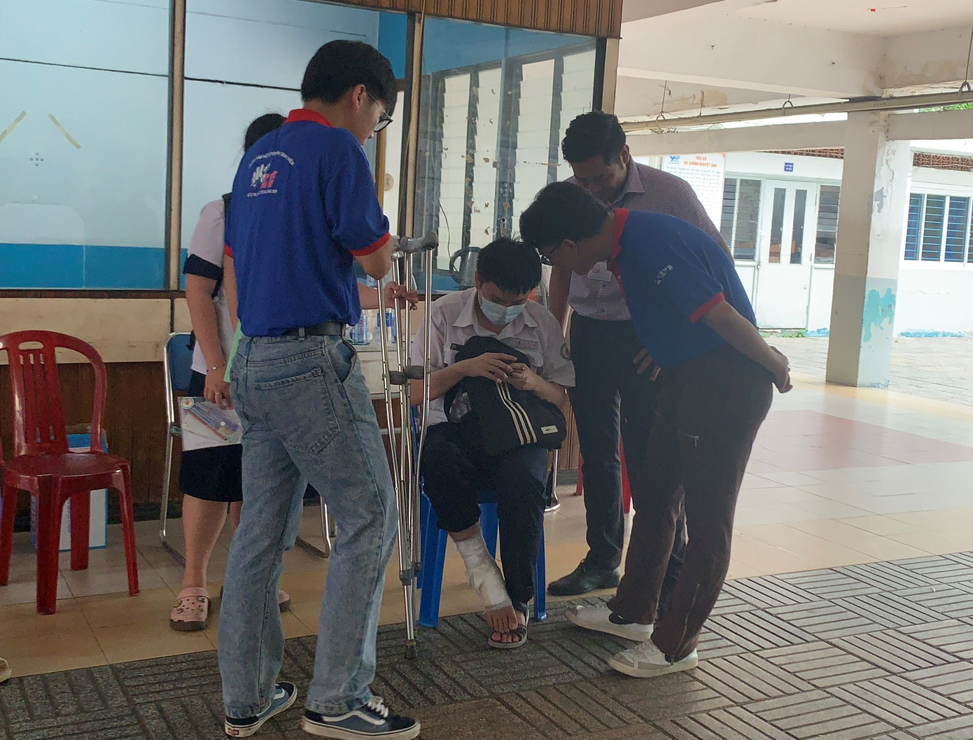 Tình nguyện viên hỗ trợ Qúy An (ảnh: Thùy Linh)