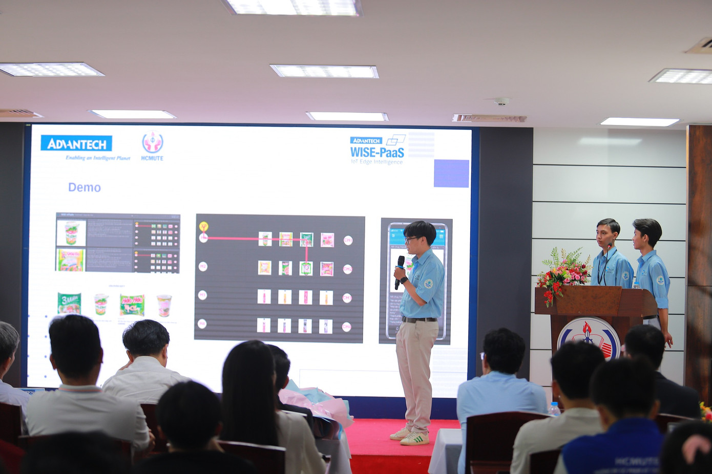 Sinh viên trình bày dự án tại vòng chung kết cuộc thi