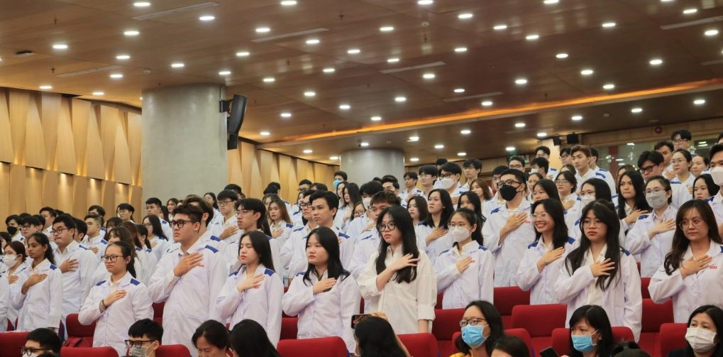 Sinh viên khối ngành sức khỏe của Trường ĐH Quốc tế Hồng Bàng tại một buổi lễ của trường