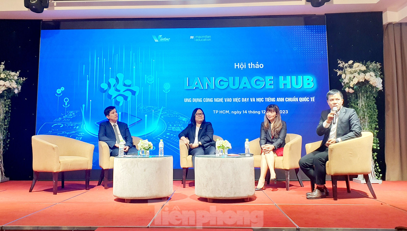 Các diễn giả chia sẻ về việc học tiếng Anh của giới trẻ hiện nay tại hội thảo. Các diễn giả chia sẻ về việc học tiếng Anh của giới trẻ hiện nay tại hội thảo.