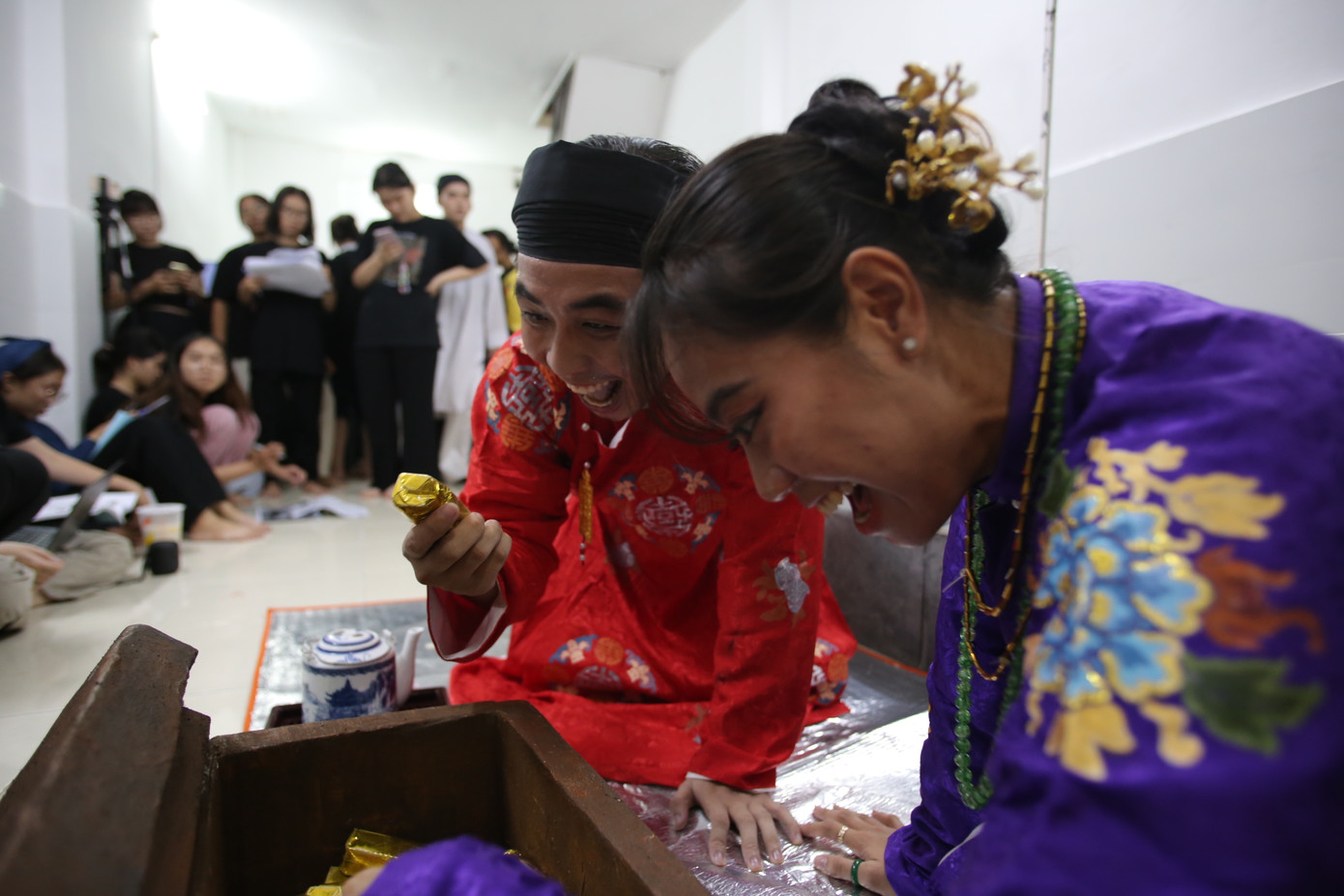 Để trình làng tác phẩm, các diễn viên "không chuyên" đã mất nhiều thời gian luyện tập và chuẩn bị phục trang, đạo cụ. Ảnh: SKKBCNV.