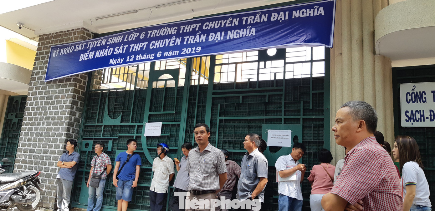Phụ huynh chờ con tại một kỳ khảo sát vào lớp 6 Trường THPT chuyên Trần Đại Nghĩa